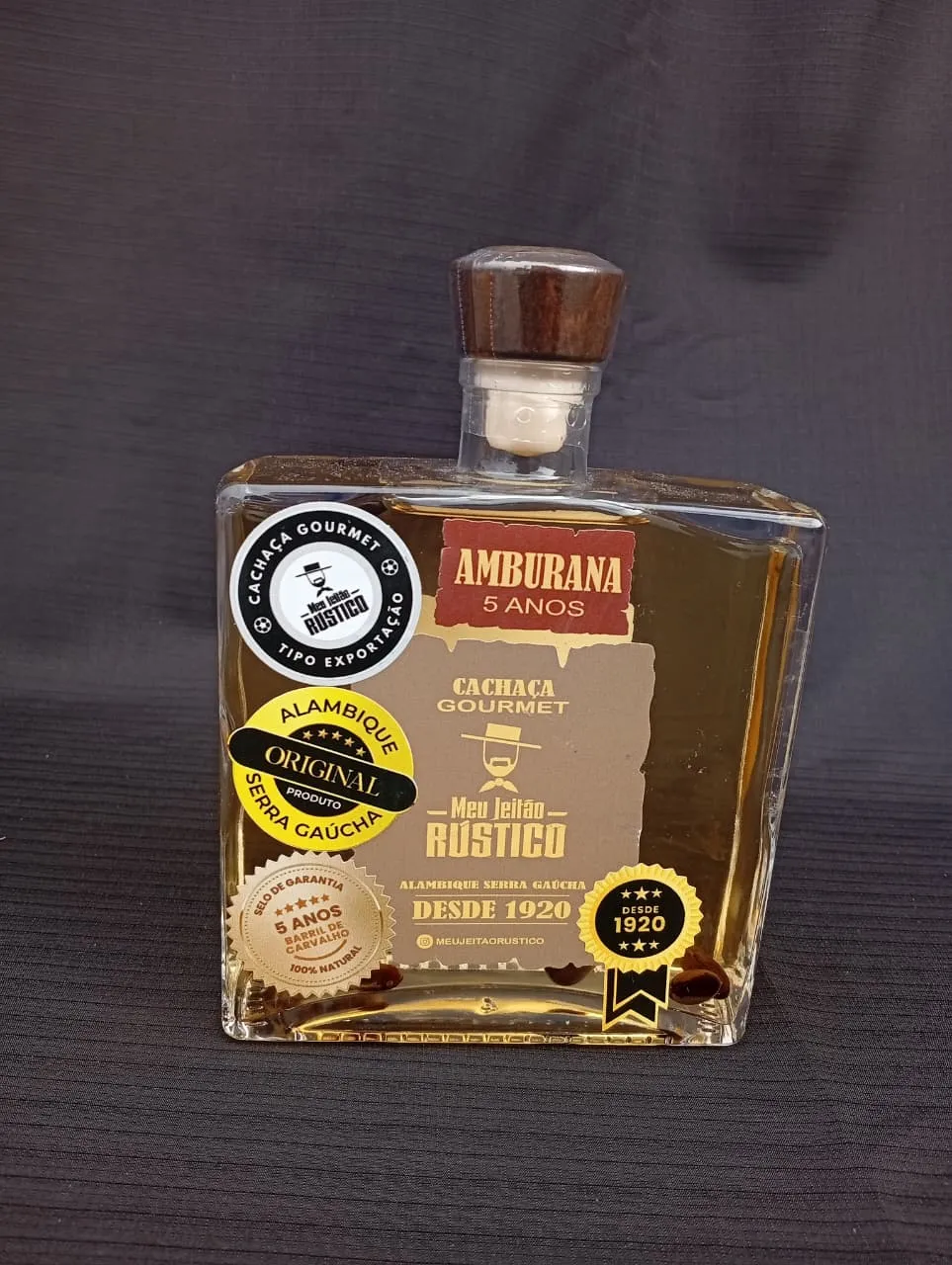 Garrafa de cachaça premium sabor amburana, 750 ml, com tampa de madeira