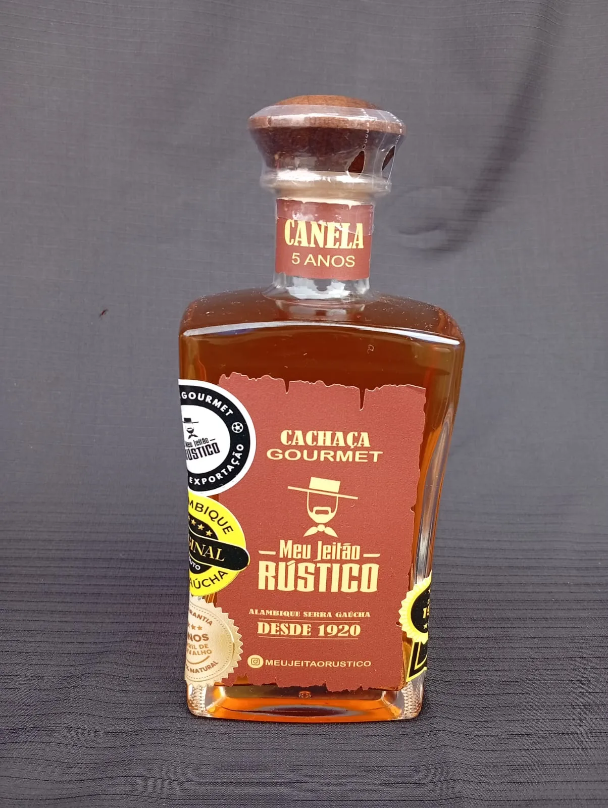 Garrafa de cachaça premium sabor canela, 750 ml, com tampa de madeira