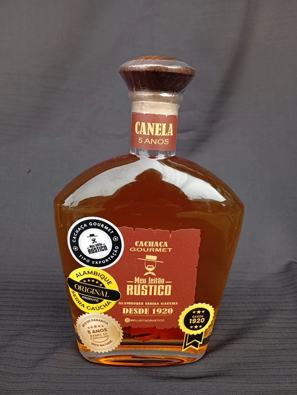 Garrafa de cachaça premium sabor canela, 750 ml, com tampa de madeira