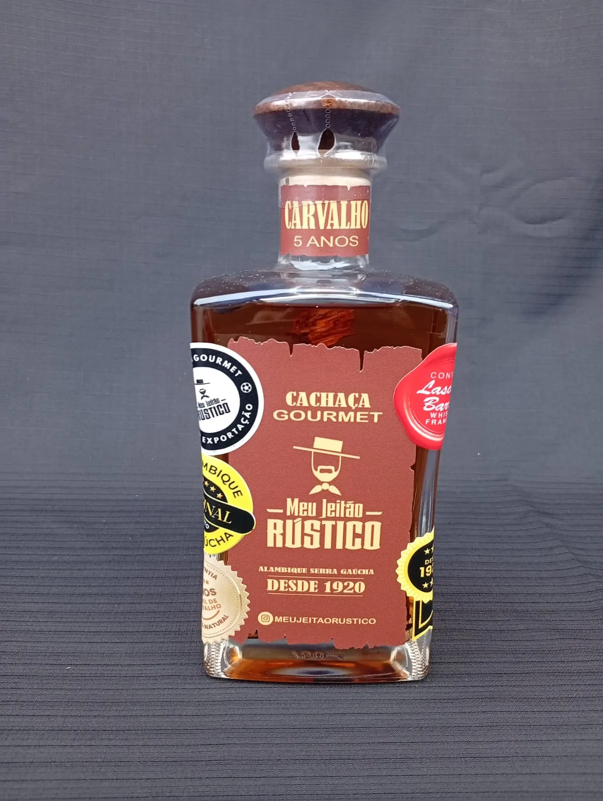 Garrafa de cachaça premium sabor carvalho, 750 ml, com tampa de madeira