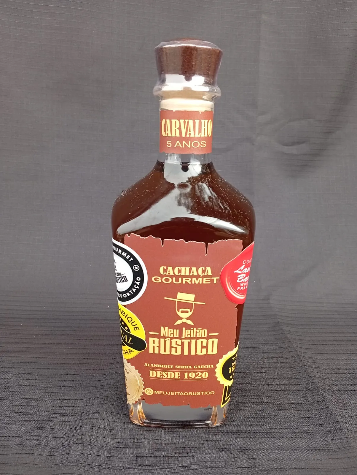 Garrafa de cachaça premium sabor carvalho, 750 ml, com tampa de madeira