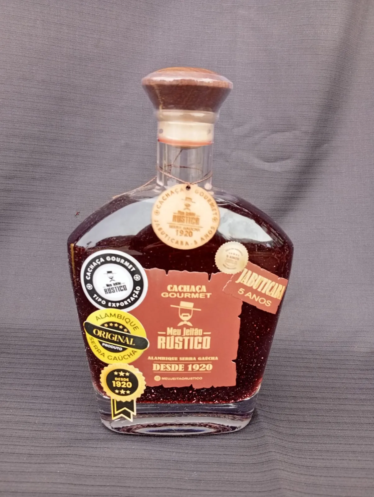 Garrafa de cachaça premium sabor jabuticaba, 750 ml, com tampa de madeira