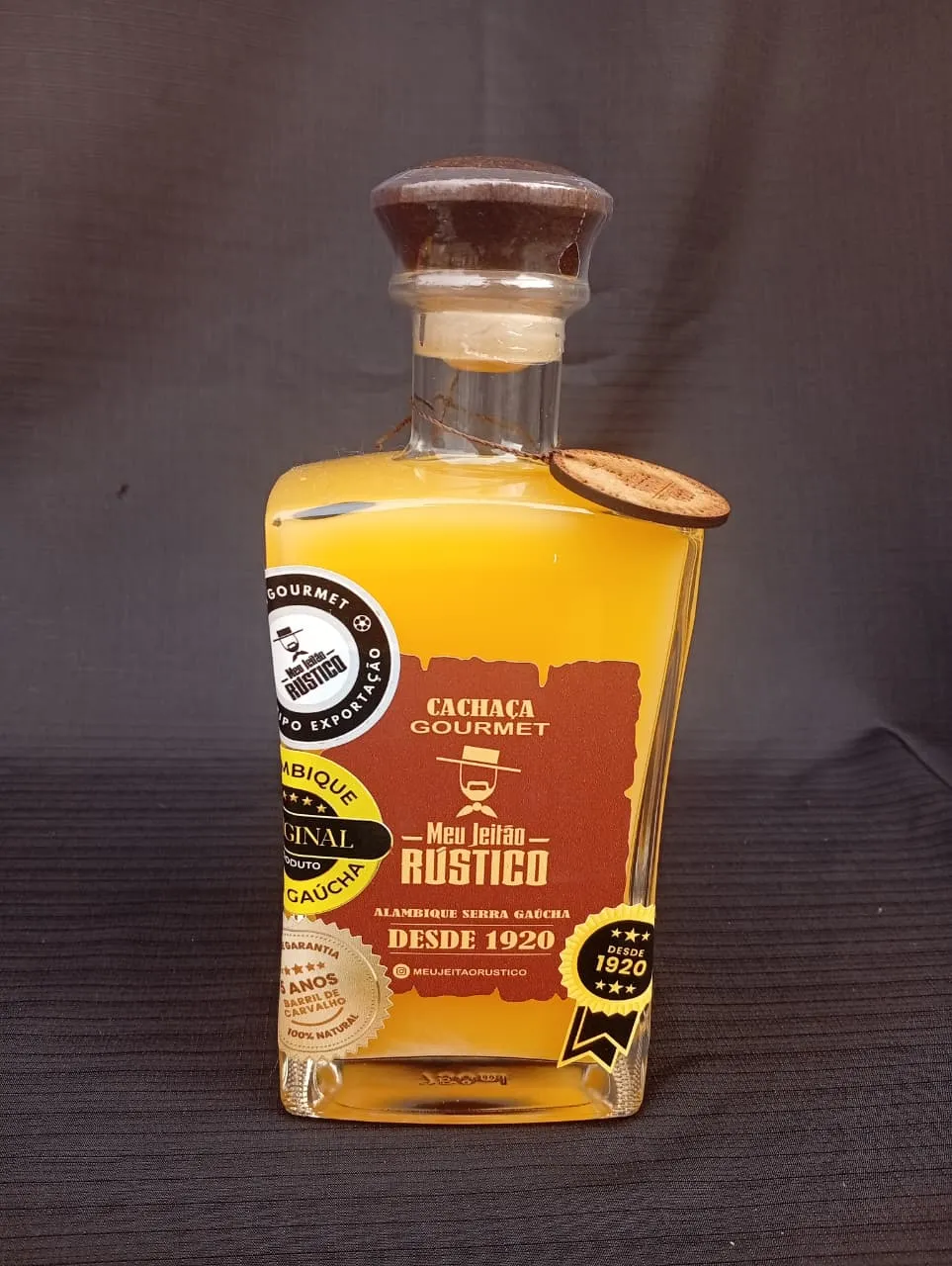 Garrafa de cachaça premium sabor maracujá, 750 ml, com tampa de madeira