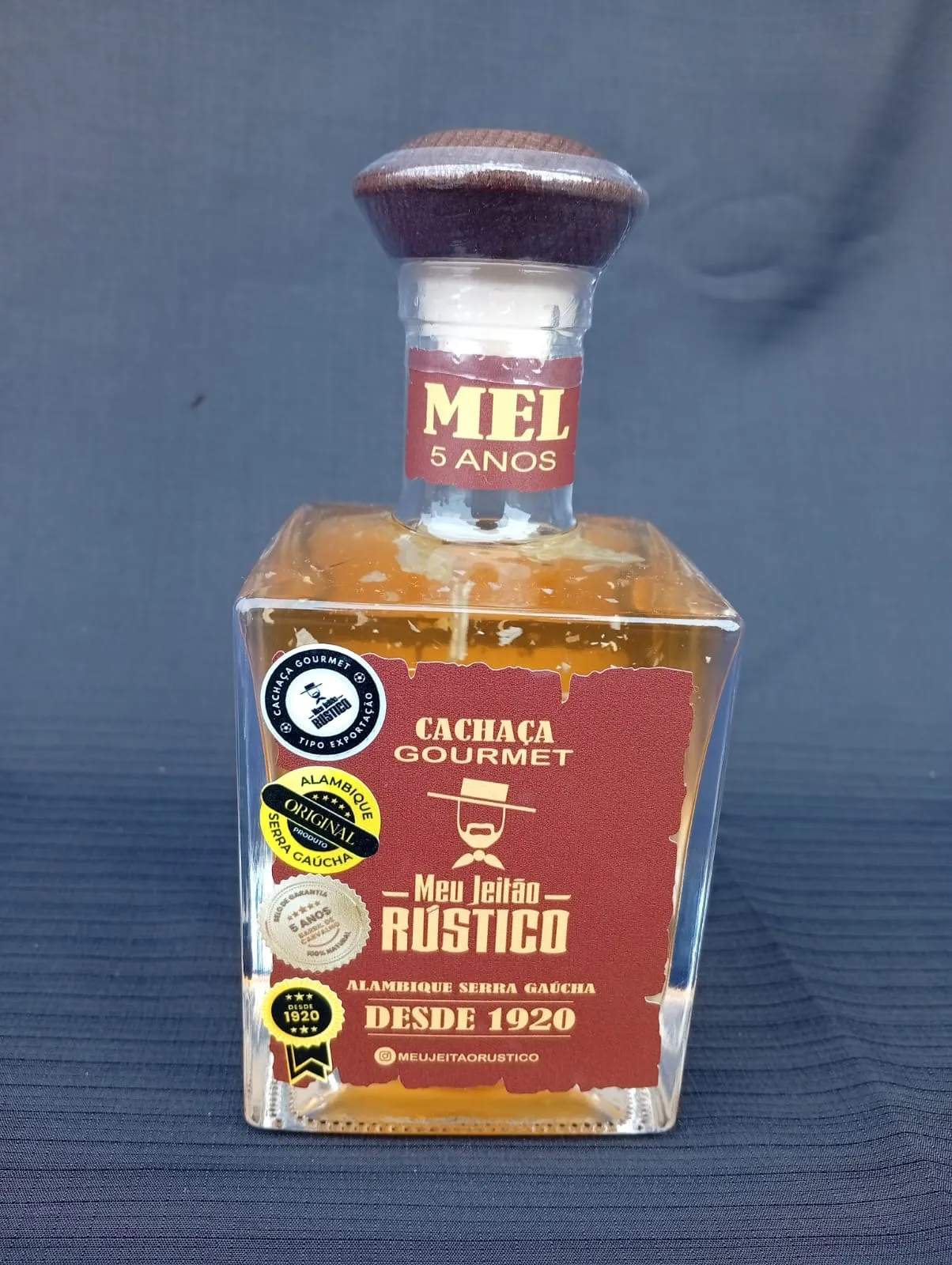 Garrafa de cachaça premium sabor mel, 500 ml, com tampa de madeira