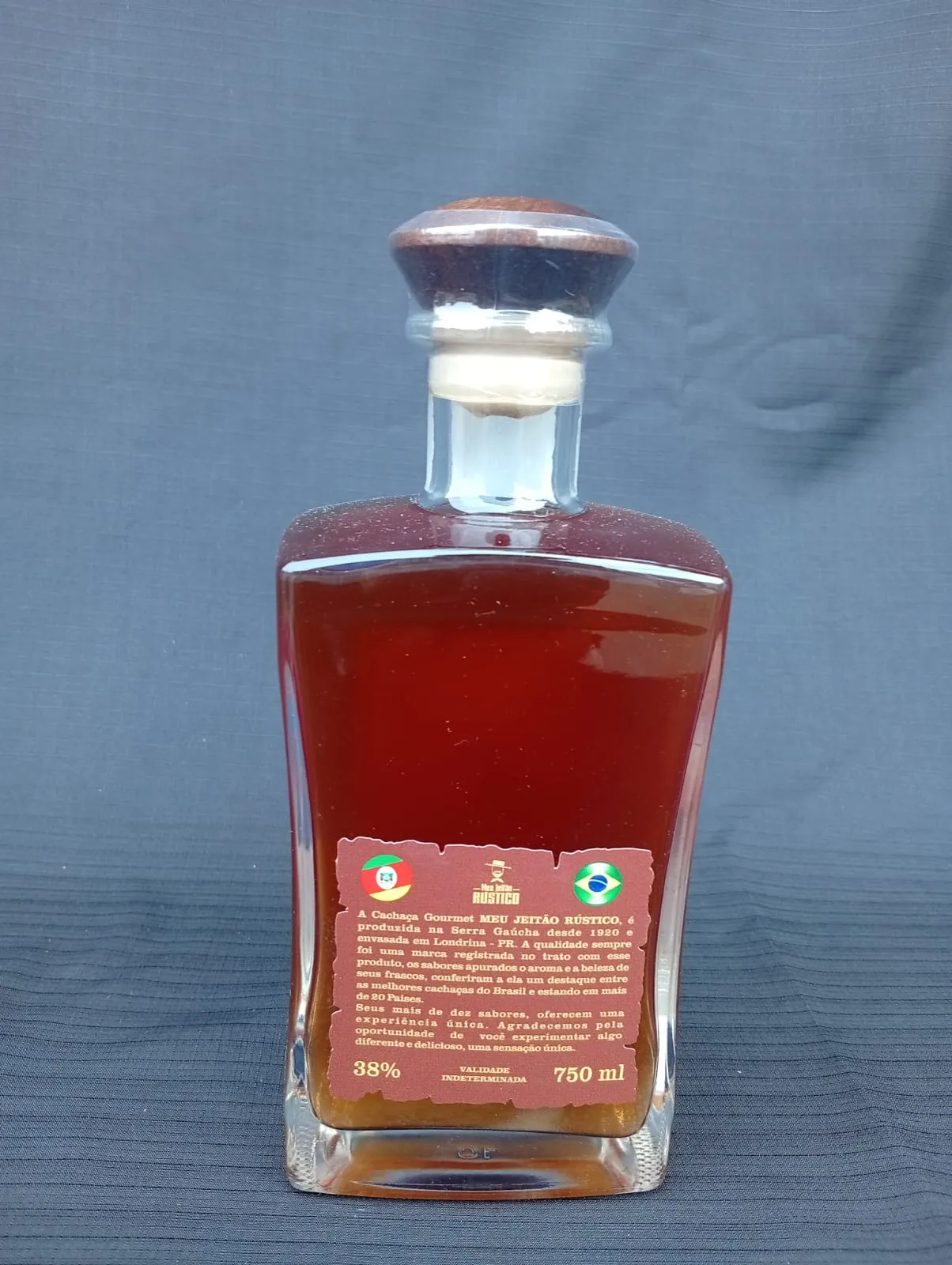 Garrafa de cachaça premium sabor mel, 750 ml, com tampa de madeira