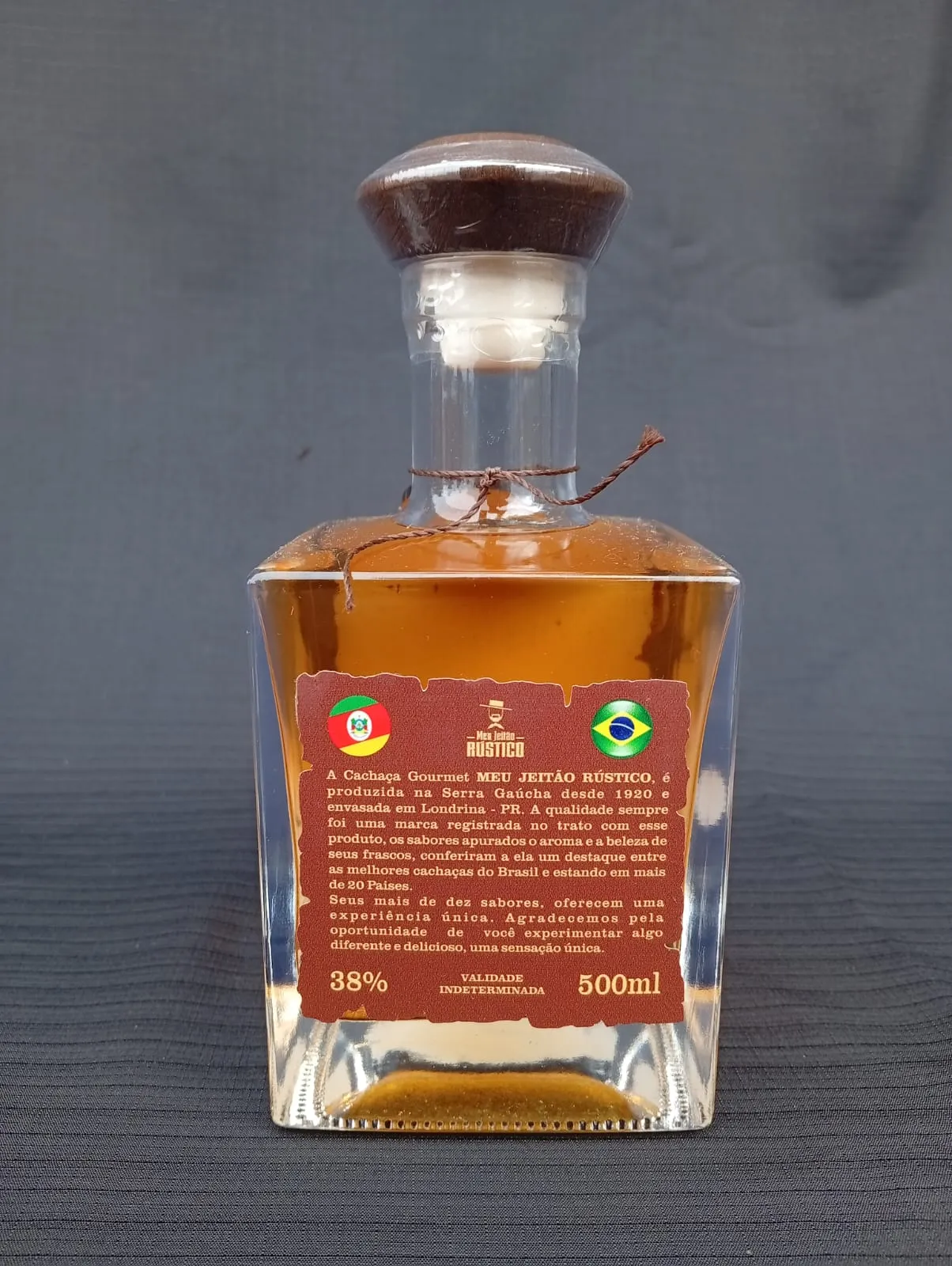 Garrafa de cachaça premium sabor ouro, 500 ml, com tampa de madeira