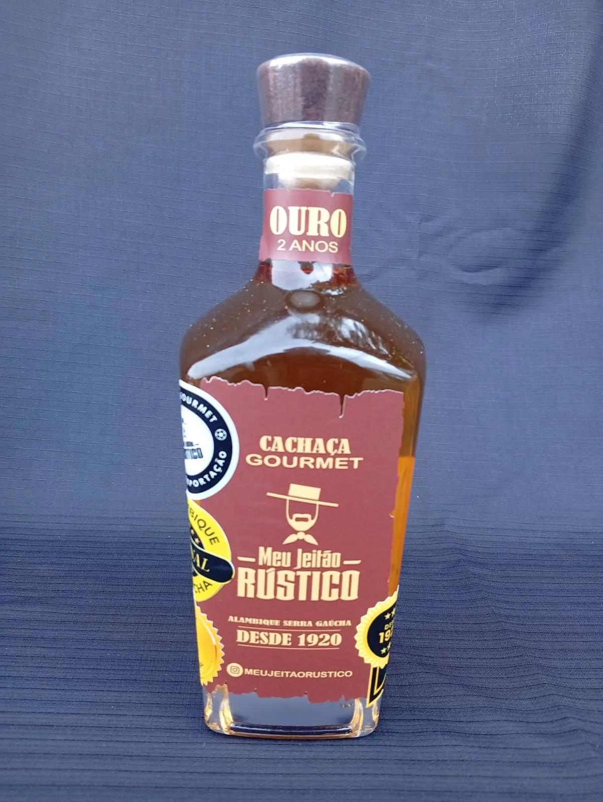 Garrafa de cachaça premium sabor ouro, 750 ml, com tampa de madeira
