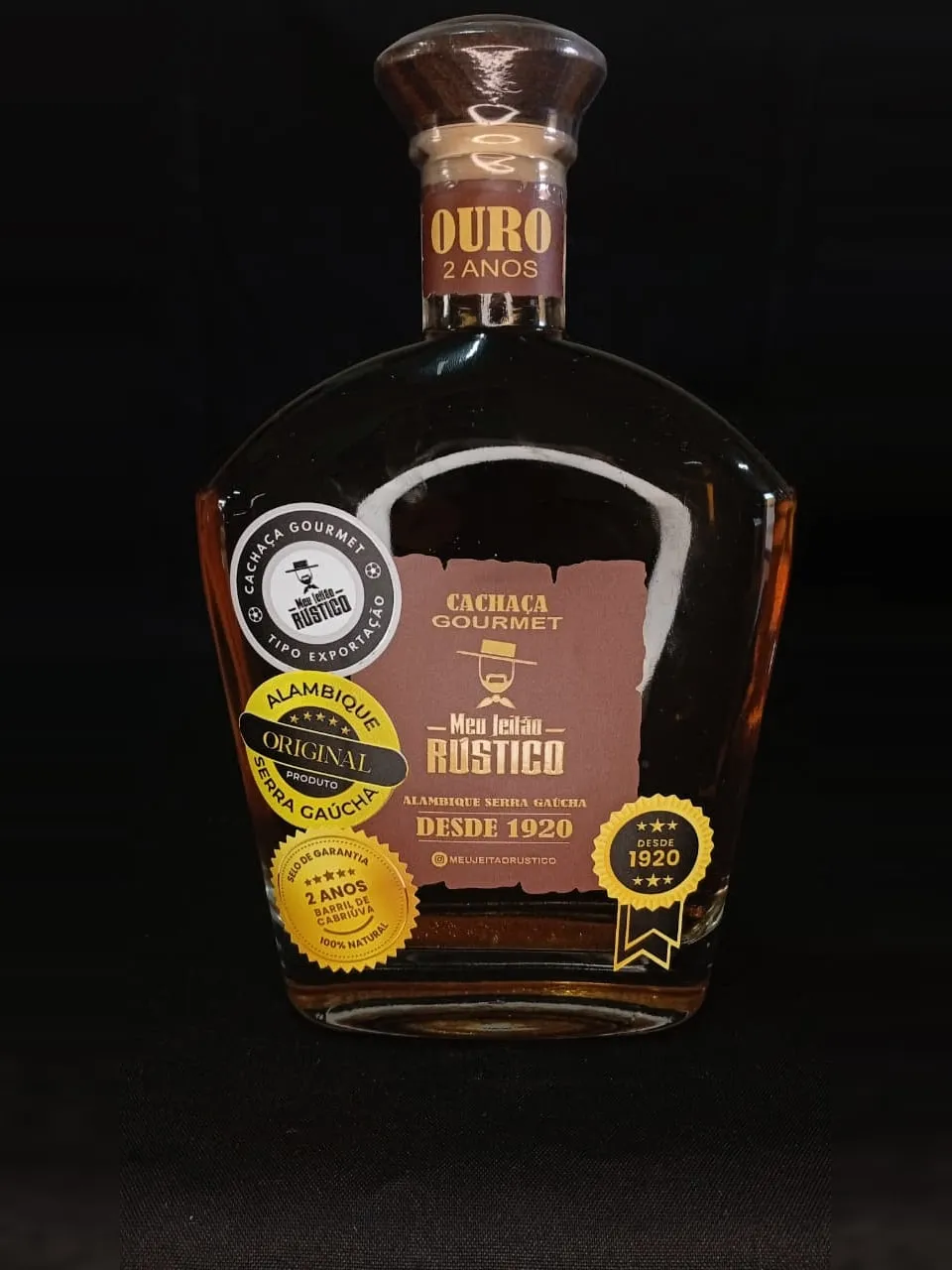 Garrafa de cachaça premium sabor ouro, 750 ml, com tampa de madeira