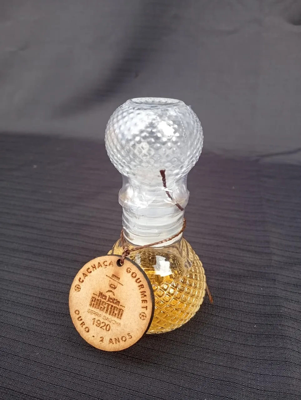 Garrafinha decorativa de vidro trabalhado com cachaça ouro e etiqueta de madeira