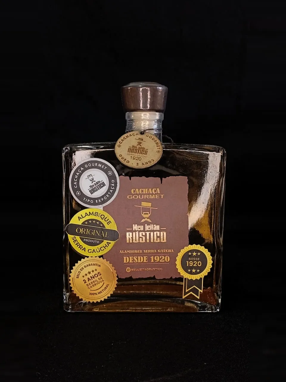 Garrafa de cachaça premium sabor ouro, 750 ml, com tampa de madeira