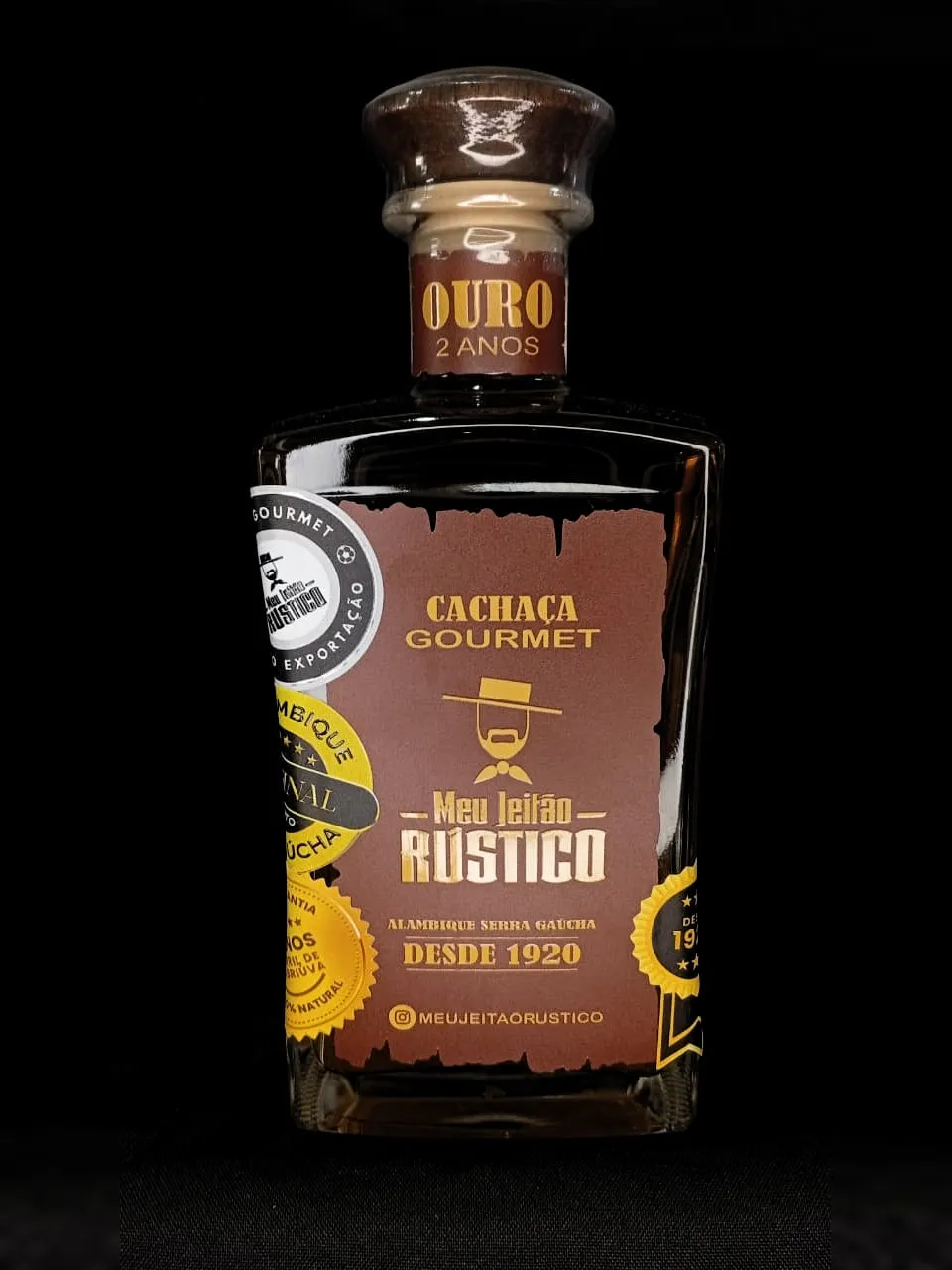 Garrafa de cachaça premium sabor ouro, 750 ml, com tampa de madeira