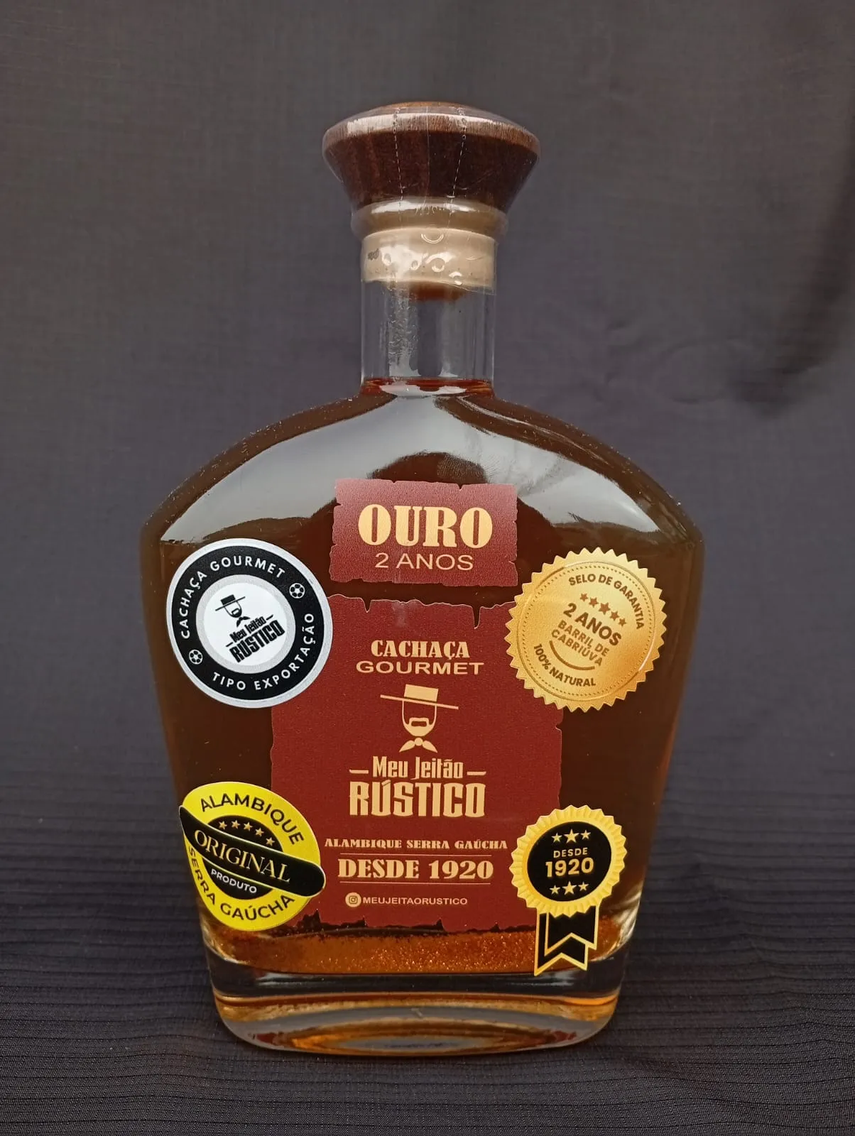 Garrafa de cachaça premium sabor ouro, 750 ml, com tampa de madeira
