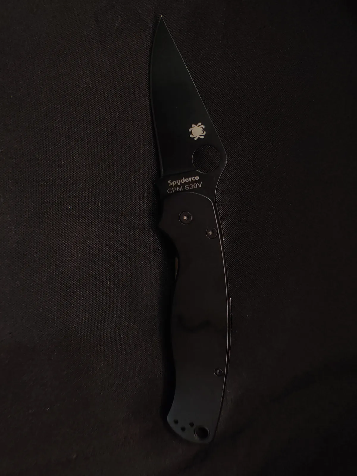 Canivete Spyderco sobre fundo escuro