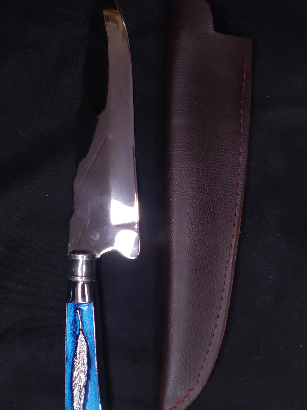 Faca 8" Pena Metal sobre fundo escuro