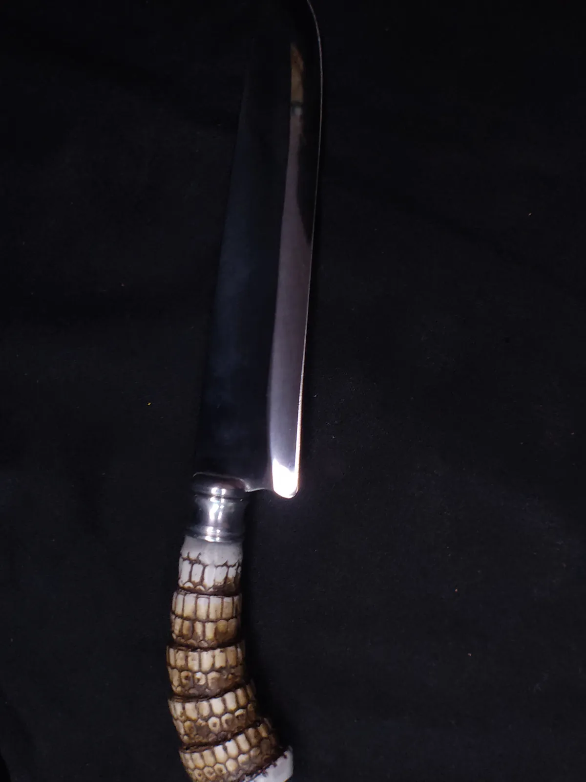 Faca 8" Rabo de Tatu (resina) sobre fundo escuro
