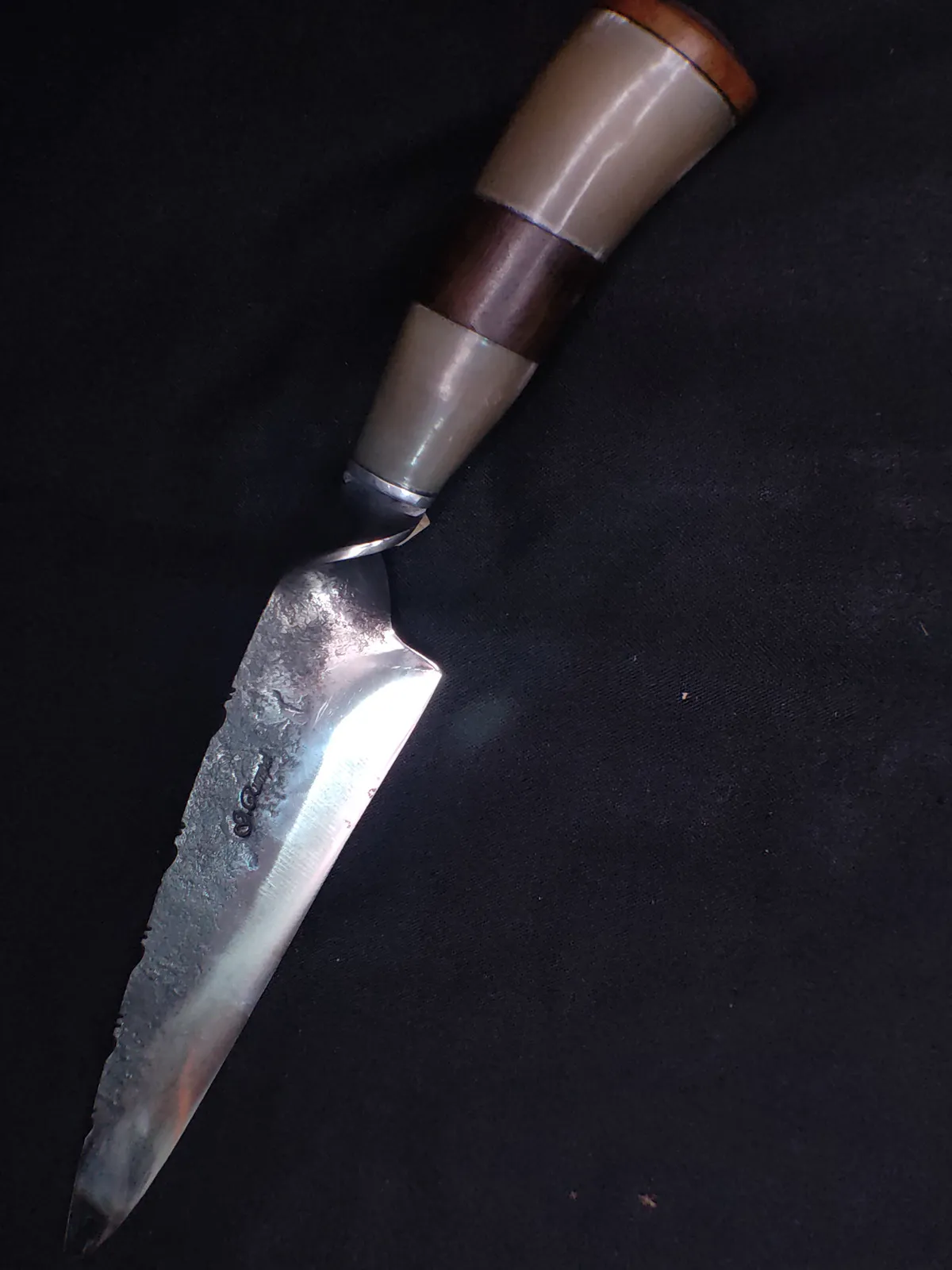 Faca Aço Carbono 10" Chifre Madeira sobre fundo escuro