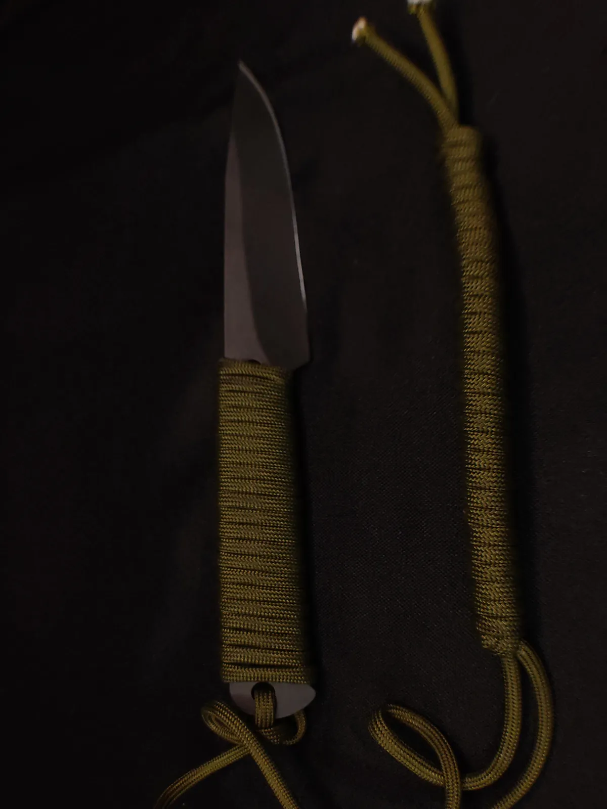 Faca Combate Paracord sobre fundo escuro