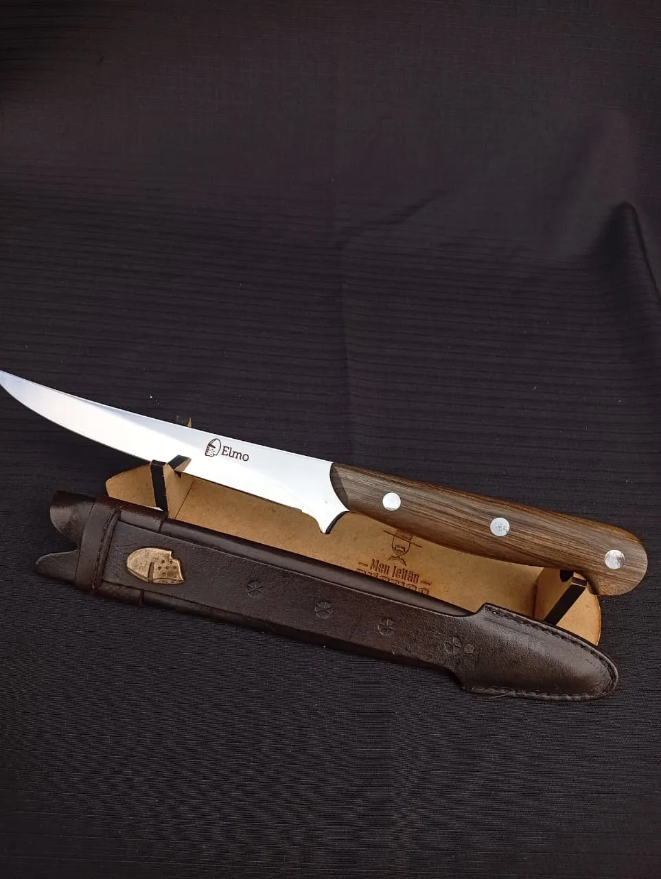Faca Fileteira Elmo Aço Inox 420C — Cabo de Madeira sobre fundo escuro
