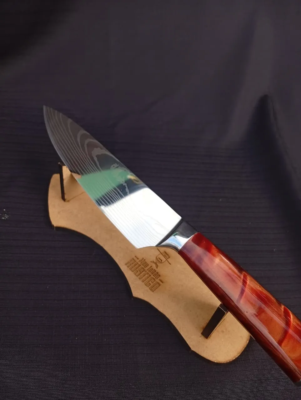 Faca Murra Aço Inox 420C Padrão Damasco — Cabo Vermelho sobre fundo escuro