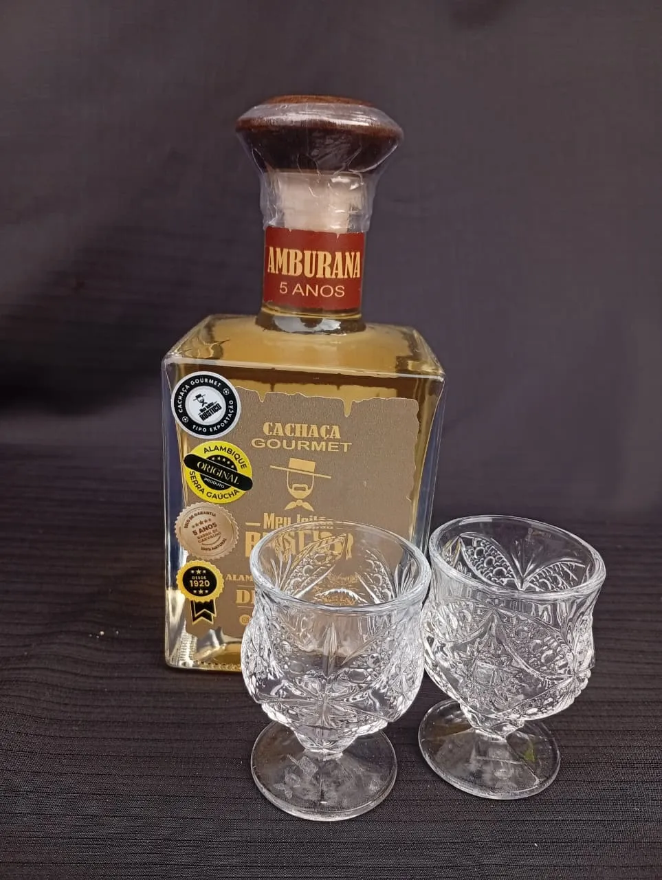 Kit com garrafa de cachaça premium sabor amburana de 500 ml e dois copos de vidro