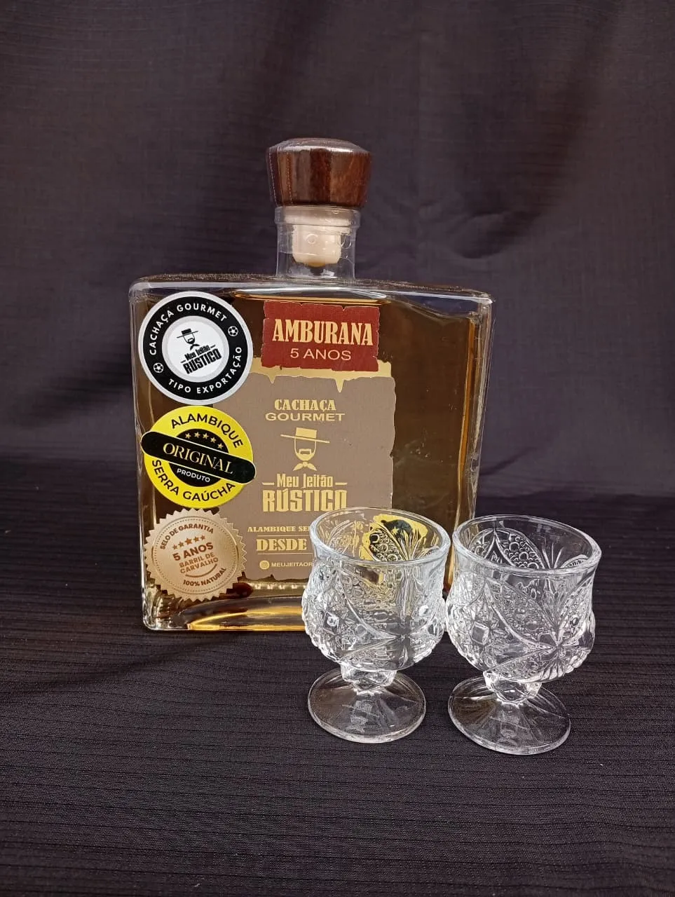 Kit com garrafa de cachaça premium sabor amburana de 750 ml e dois copos de vidro