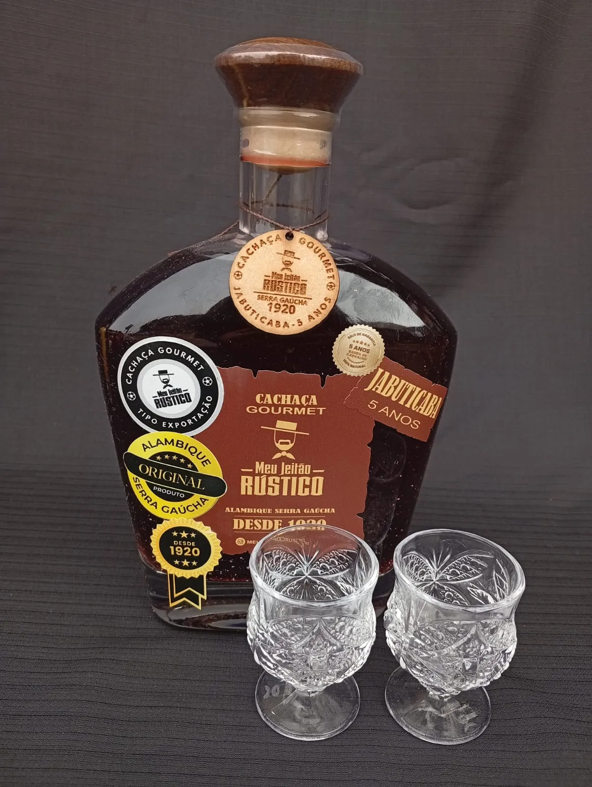 Kit com garrafa de cachaça premium sabor jabuticaba de 750 ml e dois copos de vidro
