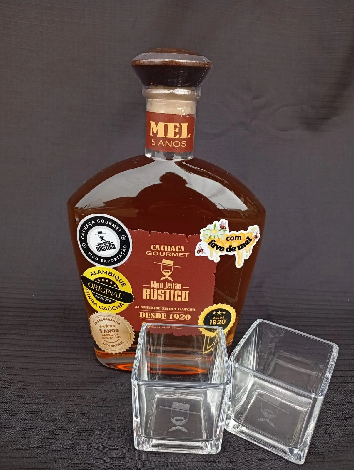 Kit com garrafa de cachaça premium sabor mel de 750 ml e dois copos de vidro